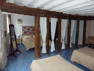 L'authentique, chambre d'hôtes avec lit de 160 cm et lits de 90 cm dans une longère du 19ème siècle