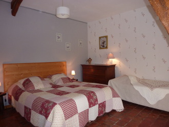 la Sereine, chambre d'hôtes avec lit de 160 cm et lit de 90 cm dans une longère du 19ème siècle